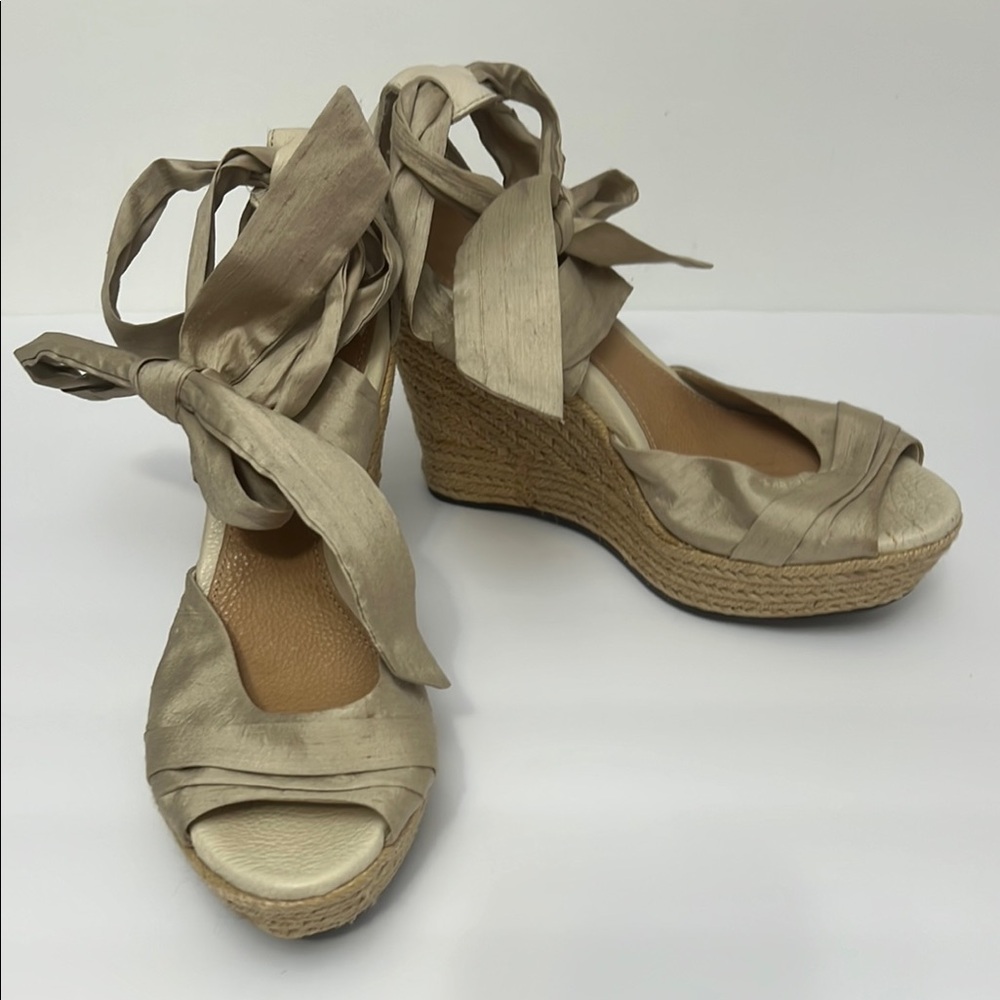 Ugg S/N 1002916 Elegant Beige Wedge Sandals sz 8